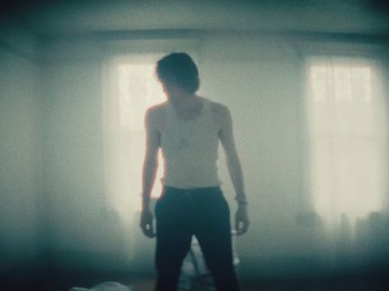 Movie still from “Ben Zaidi - Ben Zaidi’s Blues” (2021), directed by Evers Pund – Medium shot, Low angle
