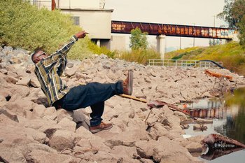 Movie still from “Huey Briss & Nikobeats - Grace Park Legend” (2021), directed by Michael Priestley – Wide shot, High angle