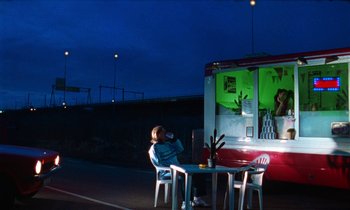 Movie still from “Earl Elliot - Training for a Marathon” (2021), directed by Danny Griffioen – Wide shot, Low angle