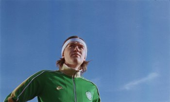 Movie still from “Earl Elliot - Training for a Marathon” (2021), directed by Danny Griffioen – Medium shot, Low angle