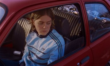 Movie still from “Earl Elliot - Training for a Marathon” (2021), directed by Danny Griffioen – Medium shot, High angle