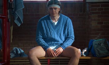 Movie still from “Earl Elliot - Training for a Marathon” (2021), directed by Danny Griffioen – Medium shot, Low angle