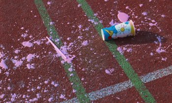 Movie still from “Earl Elliot - Training for a Marathon” (2021), directed by Danny Griffioen – Close Up shot, Overhead angle