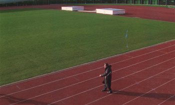 Movie still from “Earl Elliot - Training for a Marathon” (2021), directed by Danny Griffioen – Extreme Wide shot, High angle