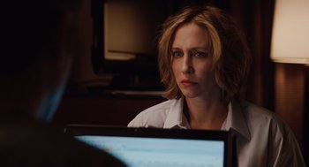 Movie still from “Up in the Air” (2009), directed by Jason Reitman – A woman sitting in front of a computer monitor; Close Up shot, Over the shoulder angle