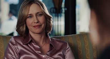 Movie still from “Up in the Air” (2009), directed by Jason Reitman – A person sitting on a couch; Close Up shot, Over the shoulder angle