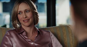 Movie still from “Up in the Air” (2009), directed by Jason Reitman – A person sitting on a couch; Close Up shot, Over the shoulder angle