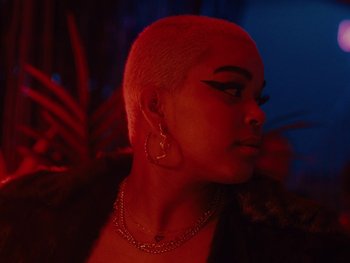 Movie still from “I M U R - Case of You” (2021), directed by Sebastian Hill-Esbrand – Close Up shot, Low angle