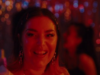 Movie still from “I M U R - Case of You” (2021), directed by Sebastian Hill-Esbrand – Close Up shot, Over the shoulder angle