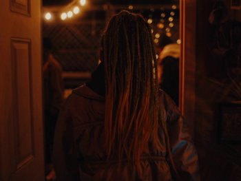 Movie still from “I M U R - Case of You” (2021), directed by Sebastian Hill-Esbrand – Close Up shot, Over the shoulder angle