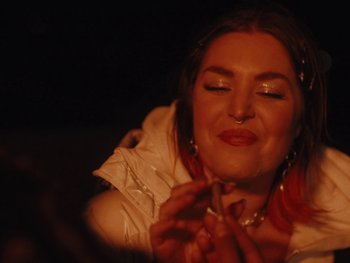 Movie still from “I M U R - Case of You” (2021), directed by Sebastian Hill-Esbrand – Close Up shot, Over the shoulder angle