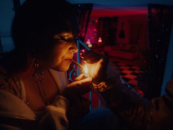 Movie still from “I M U R - Case of You” (2021), directed by Sebastian Hill-Esbrand – Medium shot, Low angle
