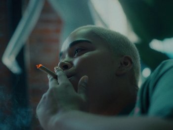 Movie still from “I M U R - Case of You” (2021), directed by Sebastian Hill-Esbrand – Close Up shot, Over the shoulder angle
