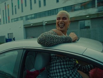 Movie still from “I M U R - Case of You” (2021), directed by Sebastian Hill-Esbrand – Medium shot, High angle