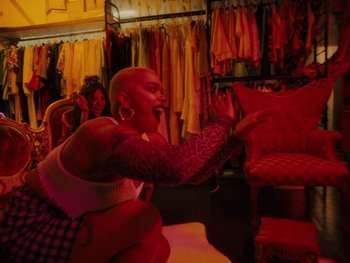 Movie still from “I M U R - Case of You” (2021), directed by Sebastian Hill-Esbrand – Medium shot, High angle