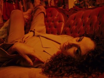 Movie still from “I M U R - Case of You” (2021), directed by Sebastian Hill-Esbrand – Close Up shot, Overhead angle