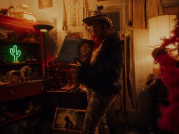 Movie still from “I M U R - Case of You” (2021), directed by Sebastian Hill-Esbrand – Medium shot, High angle