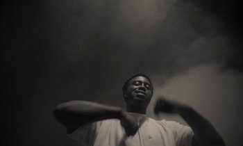 Movie still from “Nana - LA Times” (2020), directed by Andrew Litten – Medium shot, Low angle