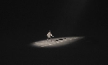 Movie still from “Nana - LA Times” (2020), directed by Andrew Litten – Extreme Wide shot, High angle