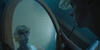 Movie still from “189 - Unfold” (2020), directed by Jonatan Egholm – Close Up shot, Over the shoulder angle