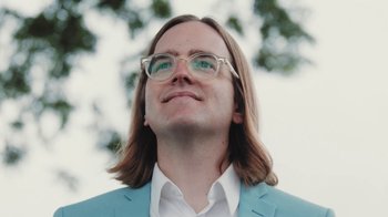 Movie still from “Dent May - I Could Use A Miracle” (2020), directed by Nathan Castiel – Close Up shot, Low angle