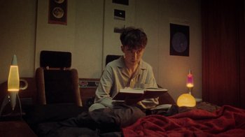 Movie still from “Declan McKenna - The Key to Life on Earth” (2020), directed by Will Hooper – Medium shot, High angle
