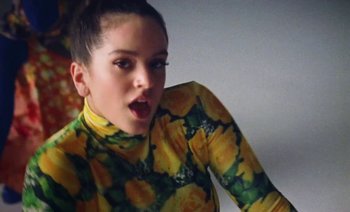 Movie still from “Rosalía & Ozuna - Yo x Ti, Tu x Mi” (2019), directed by Pasqual Gutierrez – Close Up shot, Over the shoulder angle