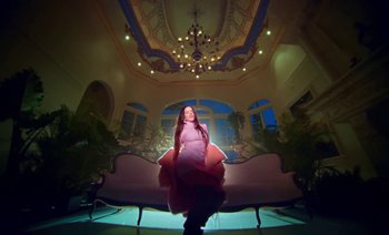 Movie still from “Rosalía & Ozuna - Yo x Ti, Tu x Mi” (2019), directed by Pasqual Gutierrez – Wide shot, Low angle