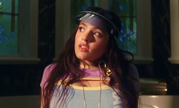 Movie still from “Rosalía & Ozuna - Yo x Ti, Tu x Mi” (2019), directed by Pasqual Gutierrez – Close Up shot, Low angle