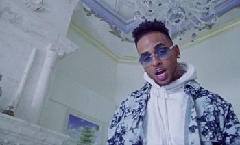 Movie still from “Rosalía & Ozuna - Yo x Ti, Tu x Mi” (2019), directed by Pasqual Gutierrez – Close Up shot, Over the shoulder angle