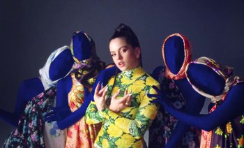 Movie still from “Rosalía & Ozuna - Yo x Ti, Tu x Mi” (2019), directed by Pasqual Gutierrez – Medium shot, High angle