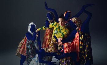 Movie still from “Rosalía & Ozuna - Yo x Ti, Tu x Mi” (2019), directed by Pasqual Gutierrez – Wide shot, Overhead angle