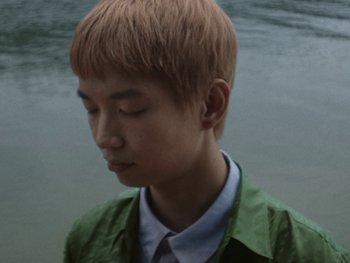 Movie still from “Kite Park - Bongo” (2019), directed by Danny Griffioen – Close Up shot, High angle