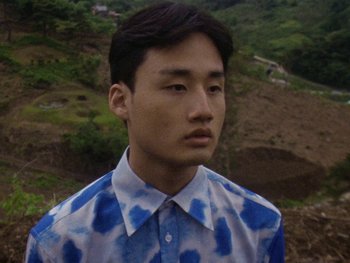 Movie still from “Kite Park - Bongo” (2019), directed by Danny Griffioen – Close Up shot, Overhead angle