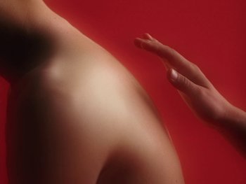 Movie still from “Kite Park - Bongo” (2019), directed by Danny Griffioen – Extreme Close Up shot, Low angle