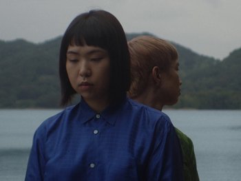 Movie still from “Kite Park - Bongo” (2019), directed by Danny Griffioen – Medium shot, Over the shoulder angle