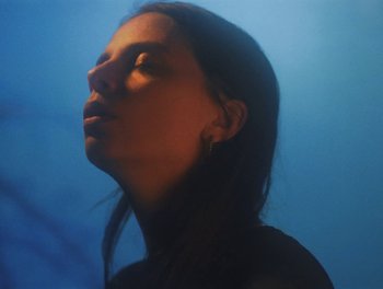 Movie still from “Gracie Gray - Morphine” (2019), directed by Michael Priestley – Close Up shot, Low angle