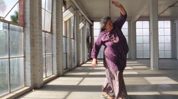 Movie still from “Clare Bowditch - Woman” (2019), directed by Lucy Knox – Wide shot, Low angle