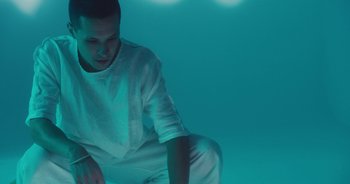 Movie still from “Majetic - Lead Halo” (2019), directed by Jillian Iscaro – Medium shot, Low angle