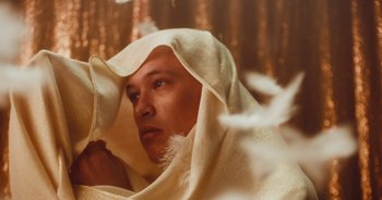 Movie still from “Majetic - Lead Halo” (2019), directed by Jillian Iscaro – Close Up shot, Low angle