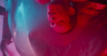 Movie still from “Majetic - Lead Halo” (2019), directed by Jillian Iscaro – Close Up shot, Overhead angle