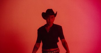 Movie still from “Majetic - Lead Halo” (2019), directed by Jillian Iscaro – Medium shot, Low angle