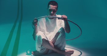 Movie still from “Majetic - Lead Halo” (2019), directed by Jillian Iscaro – Medium shot, High angle