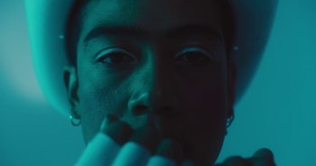 Movie still from “Majetic - Lead Halo” (2019), directed by Jillian Iscaro – Extreme Close Up shot, Low angle