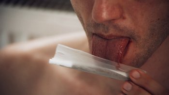 Movie still from “Alice Phoebe Lou - Skin Crawl” (2019), directed by Colin Read – Extreme Close Up shot, High angle