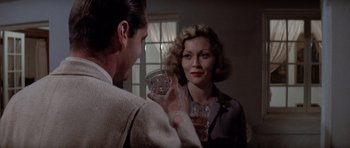 Movie still from “Chinatown” (1974), directed by Roman Polanski – A man and a woman are looking at each other in the mirror; Close Up shot, Over the shoulder angle