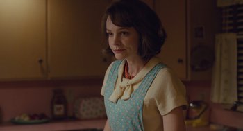 Movie still from “Wildlife” (2018), directed by Paul Dano – A woman standing in front of a wall; Close Up shot, Over the shoulder angle