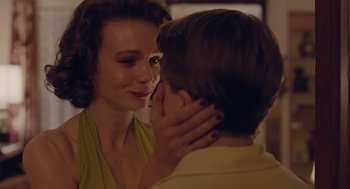 Movie still from “Wildlife” (2018), directed by Paul Dano – A man and a woman are kissing in a room; Close Up shot, Over the shoulder angle