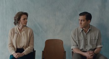 Movie still from “Wildlife” (2018), directed by Paul Dano – A man and a woman sitting next to each other; Medium shot, Over the shoulder angle