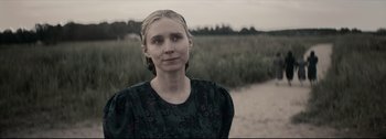 Movie still from “Women Talking” (2022), directed by Sarah Polley – Close Up shot, Over the shoulder angle